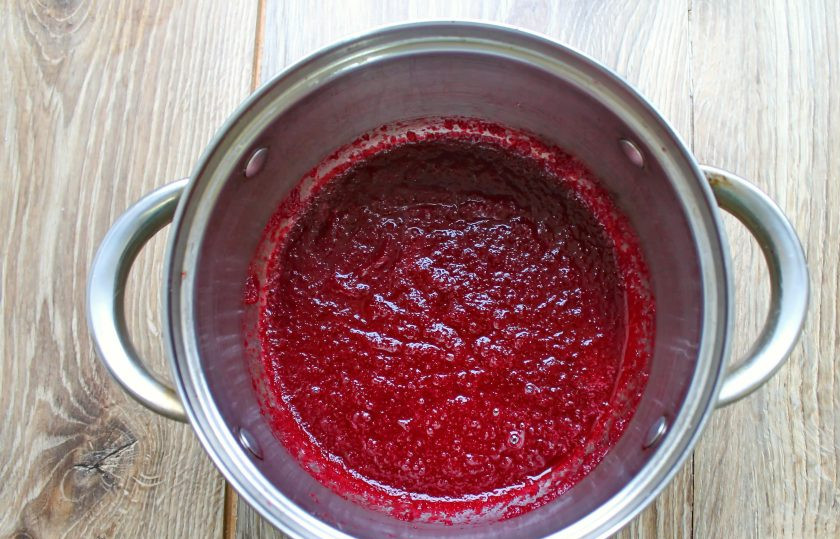1. Этап. Свекольное желе: Пробейте свеклу блендером до однородного состояния. Поставьте свеклу на средний огонь и доведите до кипения, снимите и немного остудите.