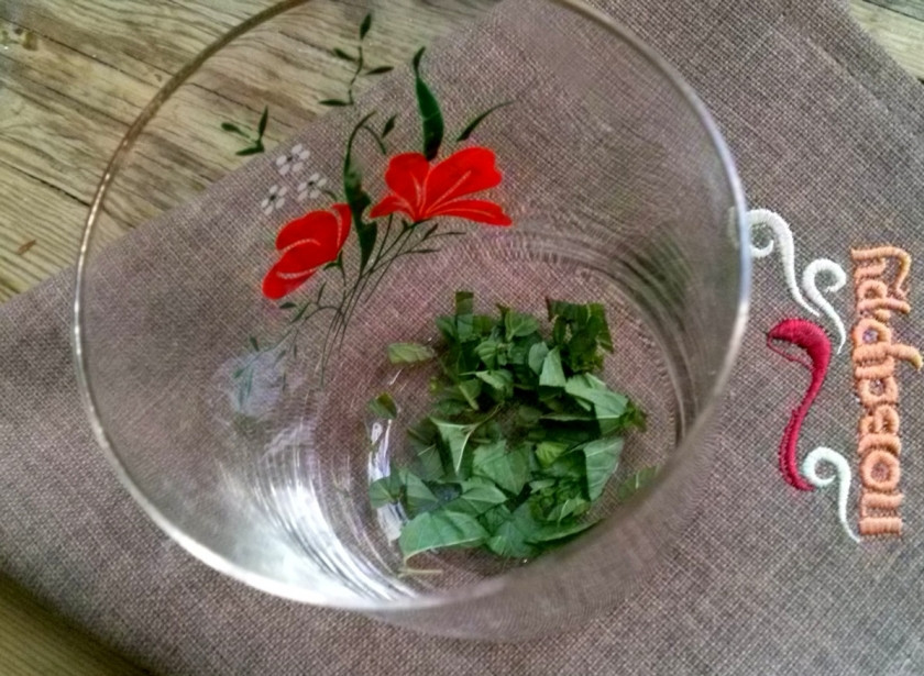 1. Этап. Айран из кефира с зеленью: Мелко нарубите зелень, выложите её в стакан.