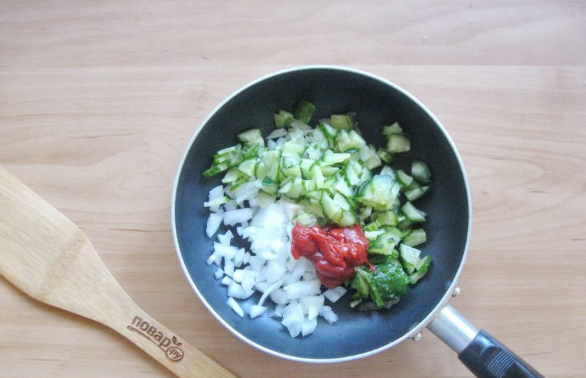 1. Этап. Солянка Советская: Выложите в сковороду столовую ложку томатной пасты.