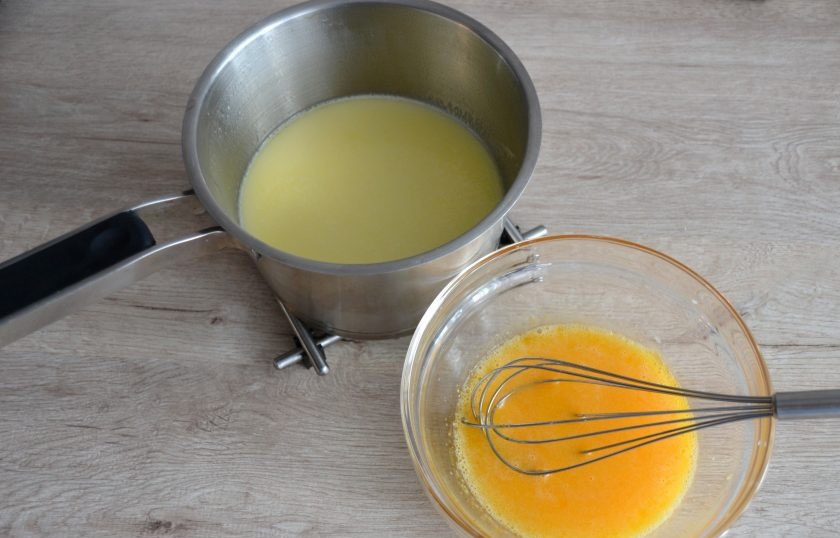1. Этап. Суфле Крем-брюле: Снова нагрейте сливки, но не кипятите. Влейте их при помешивании к желткам.