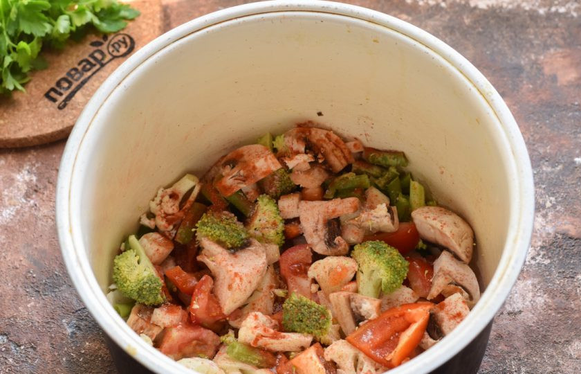 1. Этап. Овощное рагу в мультиварке для диабетиков: Все ингредиенты сложите в чашу мультиварки, добавьте специи по вкусу, влейте горячую воду.