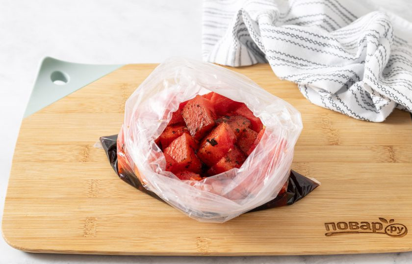 1. Этап. Тунец из арбуза: Порезанный арбуз переложите в пищевой контейнер или плотный пакет. Влейте маринад.