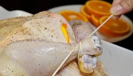 1. Этап. Курица, фаршированная апельсинами: 5. Зашиваем курочку или закрепляем зубочистками. Для перестраховки можно сделать и то и другое. После этого отправляем в духовку и запекаем при температуре 170 градусов. Можно курицу завернуть в фольгу, а за 10 минут до готовности - снять.