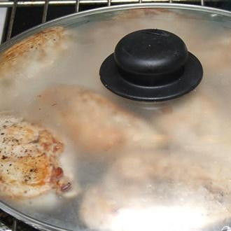 1. Этап. Копченые куриные грудки: 5. Затем огонь уменьшить, накроем крышкой и минут 10 готовим еще.