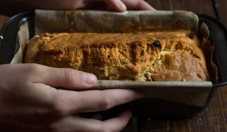 1. Этап. Фунтовый кекс: Готовый кекс остудите и аккуратно удалите пергамент.