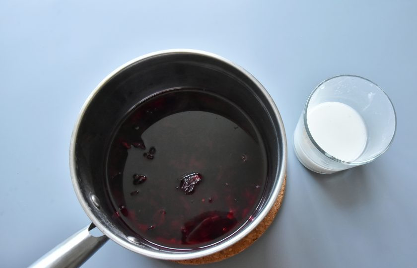 1. Этап. ПП капкейки: Кукурузный крахмал разведите холодной водой, перемешайте.