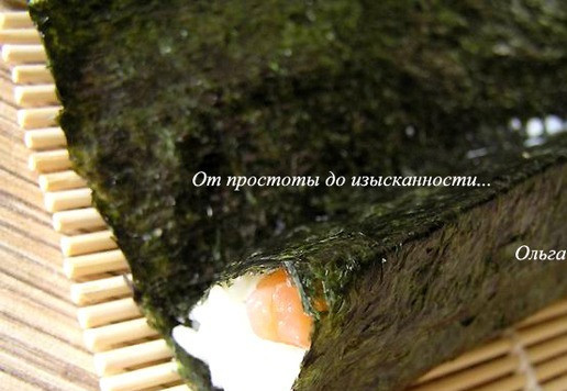 1. Этап. Роллы Цветок: Аккуратно заверните в ролл, прижимая и образуя треугольную форму (заданную срезом огурца). ***Сначала я заворачивала ролл в целый лист нори, затем наловчилась заворачивать в половину листа.