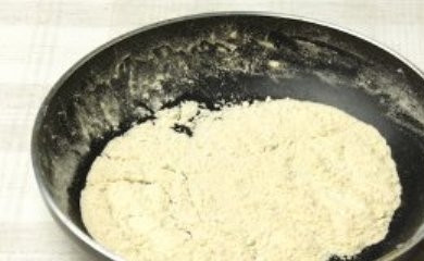 1. Этап. Суп из шампиньонов постный: На сухой сковороде обжарьте муку. Мука должна приобрести приятный золотистый оттенок (жарьте примерно 5-6 минут).