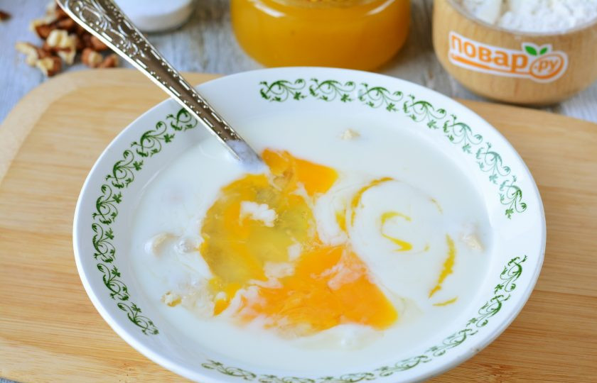 1. Этап. Диетический банановый пирог: Вбейте куриные яйца и влейте мед.