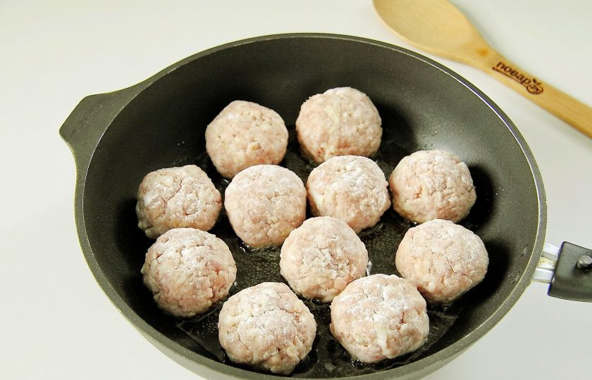1. Этап. Лапша с тефтелями: Сформируйте из фарша тефтели, обваляйте их в муке и выложите на разогретую сковороду.