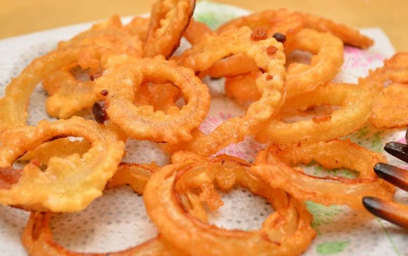 1. Этап. Лук в кляре: Ну и, конечно же, выкладываем обжаренные колечки на бумажное полотенца, чтобы убрать излишки масла. При желании колечки можно еще немного посолить и добавить специй. Теперь все готово, и вы можете оценить результат ваших стараний.