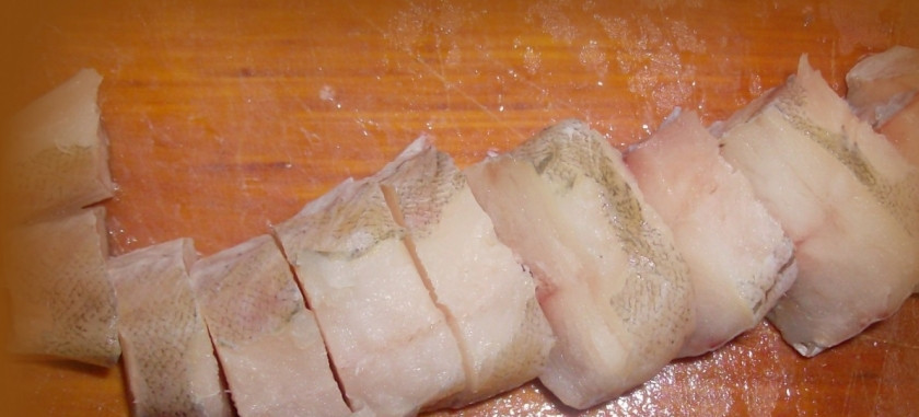 1. Этап. Минтай тушеный в майонезе: Разрежьте минтай на порционные куски.