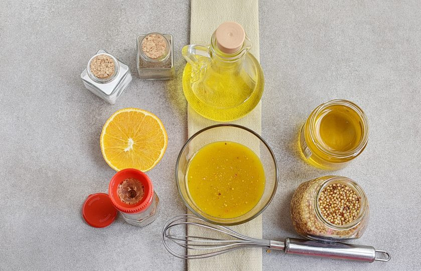 1. Этап. Салат из утки: Для соуса смешайте мед и горчицу с соком половины апельсина. Посолите и поперчите по вкусу, добавьте щепотку чили.