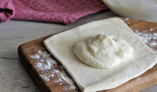 1. Этап. Венгерская ватрушка с грушей: В середину квадрата из теста выложить порцию начинки.