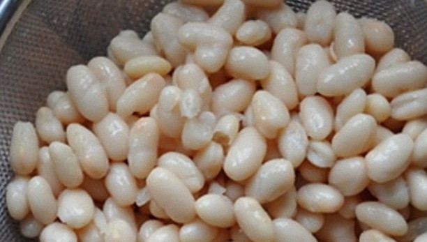 1. Этап. Диетический винегрет: Теперь перекладываем в тарелку сваренную фасоль. Готовую фасоль, как и свеклу, можно свободно купить в любом магазине, но лучше приготовить самостоятельно дома, так как в закатанных вариантах содержится сахар и различные консерванты.