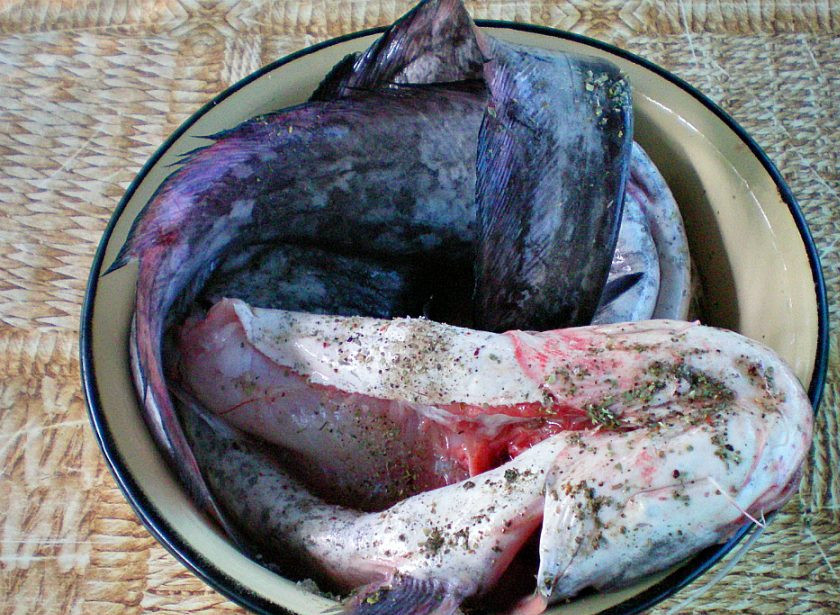 1. Этап. Рыба под белым маринадом: В вино добавляем соль и пряные травы. Маринадом покрываем рыбу со всех сторон и внутри. Оставляем на 30-60 минут.