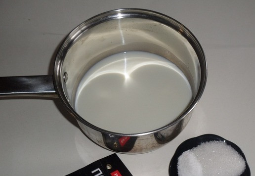 1. Этап. Творожный десерт с полентой и изюмом: В небольшой ковш наливаю молоко. Добавляю соль, сахар, ванильный сахар и рисовую поленту.