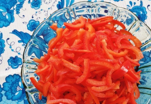 1. Этап. Постный салат Алый: Вымыть, обсушить бумажным полотенцем и нарезать полосками болгарский перец.