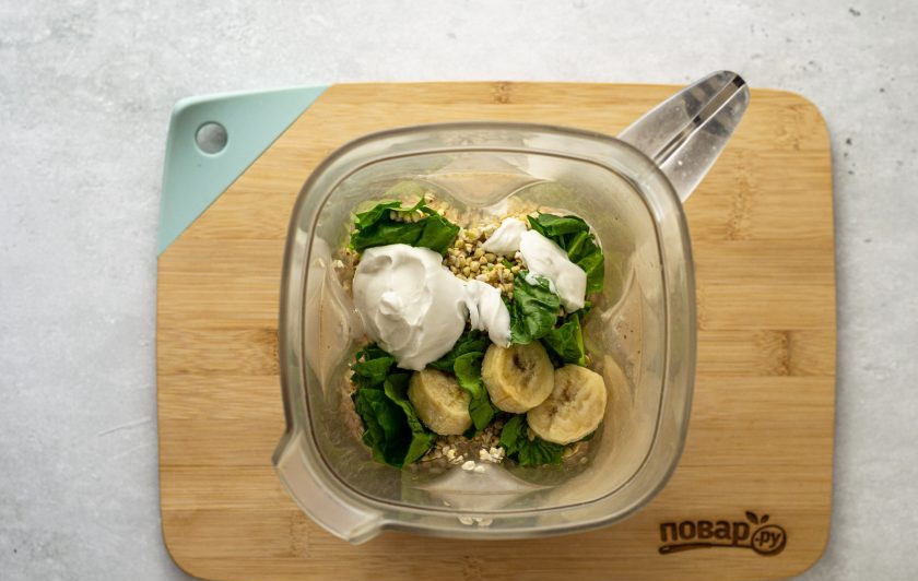 1. Этап. Зеленая каша: Измельчите в блендере зеленую гречку вместе с кокосовым молоком, шпинатом и бананом до однородной консистенции.