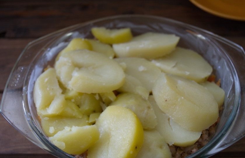 1. Этап. Запеканка мясная с овощами: Поверх фарша уложите кружочки картофеля. Влейте молоко комнатной температуры (или теплое). Посолите и поперчите.