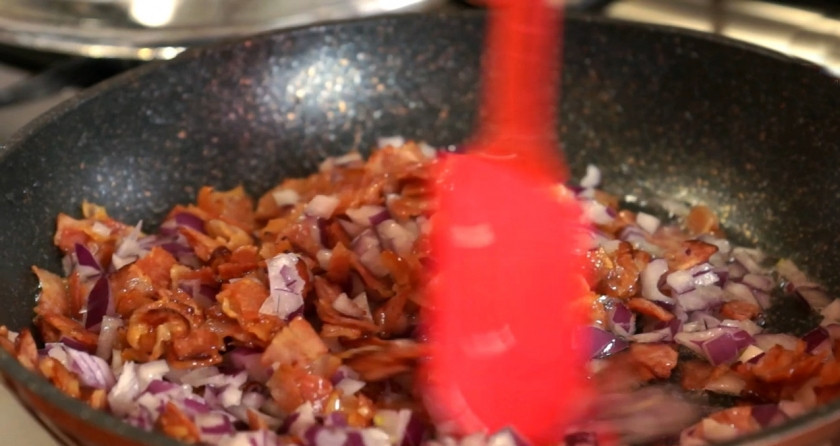 1. Этап. Супербургер от дяди Сэма: Обжариваем начинку в сковородке на тихом огне.