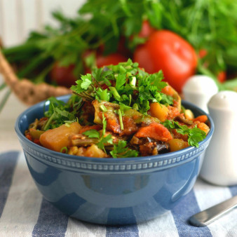 Рагу со свининой, овощами, протертыми томатами и розмарином