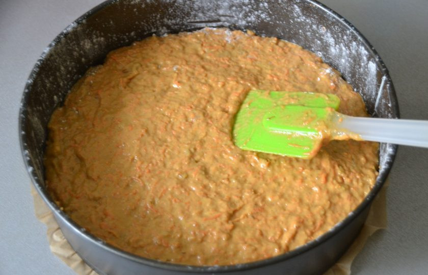 1. Этап. Самый простой морковный торт: Выложите тесто в форму, разровняйте, выпекайте при температуре 180-200 градусов 40-45 минут, готовность проверяйте деревянной зубочисткой.