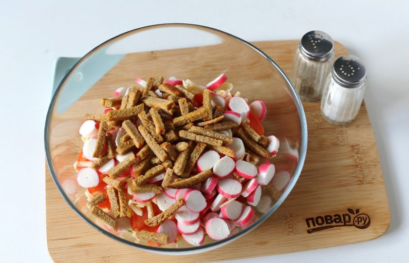 1. Этап. Салат Сырная хрустяшка: Добавьте пачку любимых сухариков. Заправляйте салат непосредственно перед подачей на стол, чтобы сухарики оставались хрустящие.