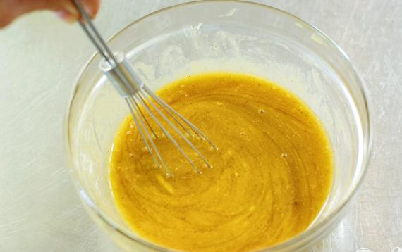 1. Этап. Чикен Ранч: В миске смешать 1/2 чашки дижонской горчицы и 1/2 стакана меда. Добавить сок 1/2 лимона, 1/2 чайной ложки перца и 1/2 чайной ложки соли. Посыпать толченым красным перцем.