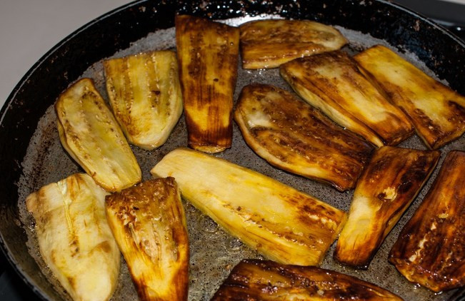 1. Этап. Баклажаны жареные с кинзой: Порций много получается.