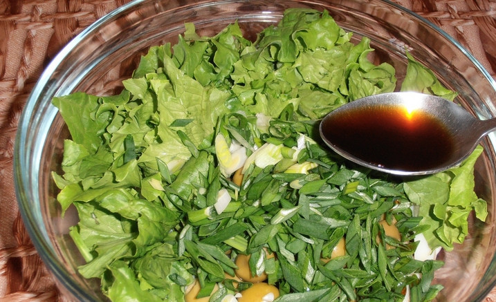 1. Этап. Новогодний салат из кальмаров: Добавьте соевый соус и оливковое масло, перемешайте.