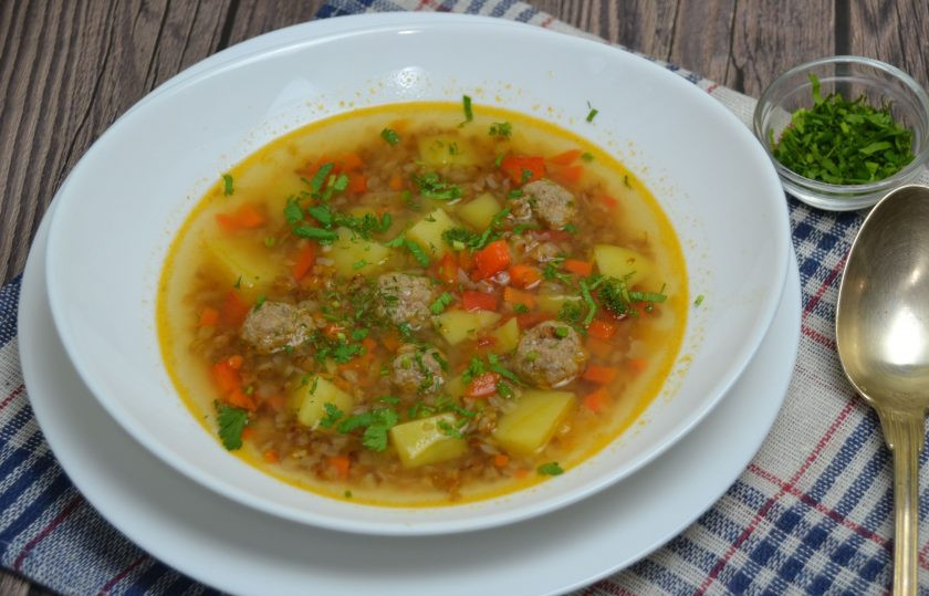 1. Этап. Овощной суп с гречкой: Подавайте суп с зеленью. Он вкусный, ароматный, легкий для пищеварения и достаточно сытный. Приятного аппетита!