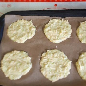 1. Этап. Сырно-кабачковые лепешки в духовке: Из сырно-кабачковой массы сформовать ложкой тонкие лепешки. На противень обязательно постелить пергамент хорошего качества. У меня получилось 10 лепешек.