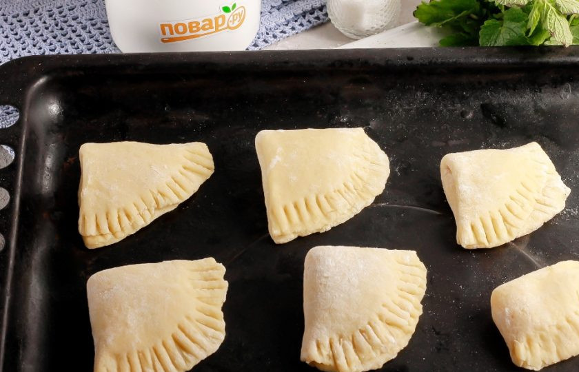 1. Этап. Печенье Сугробы: Разогрейте духовку до 180 градусов и выложите заготовки на противень. Смазывать противень не нужно, масло присутствует в тесте. Испеките печенье 15-20 минут до румяности.