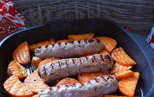 1. Этап. Купаты из индейки с апельсиново-мандариновым соусом: Выложить на хорошо разогретую сковороду - гриль. К ним добавить батат, жарить по 1 минуте с каждой стороны на сильном огне.