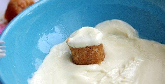 1. Этап. Конфеты с банановой начинкой: 10. Растапливаю белый шоколад (можно черный или молочный), окунаю каждую конфетку теми сторонами, где виден банан.