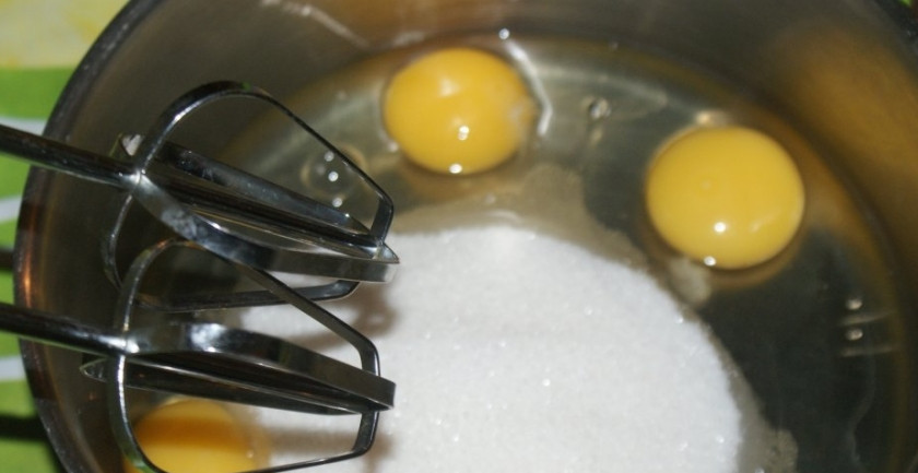 1. Этап. Торт на майонезе: 1. В миску или чашу блендера вбиваю яйца и добавляю сахарный песок (0,5 стакана), перемешиваю.