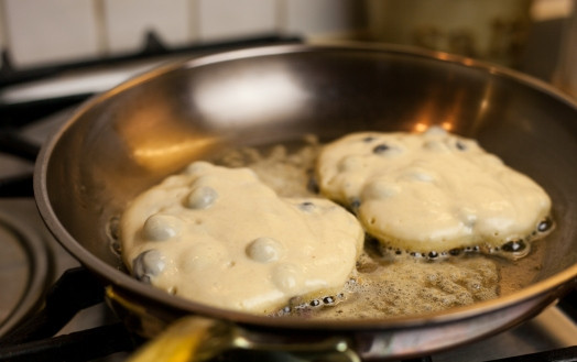 1. Этап. Оладьи с черникой: Жарьте их, как обычные оладьи. Сначала с одной стороны, пока не подрумянятся снизу бока. Затем переверните. И на другой стороне.