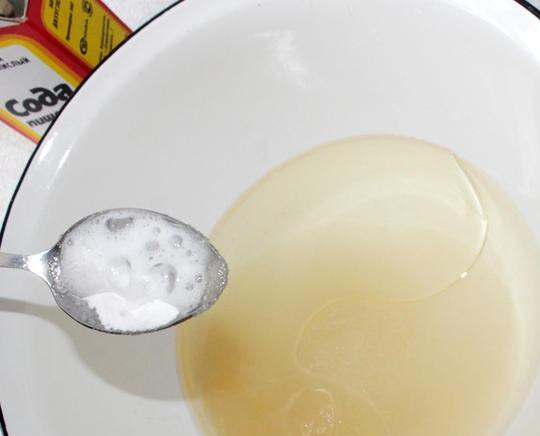 1. Этап. Печенье без молока: В глубокую миску наливаем нужное нам количество рассола и растительного масла. Добавляем сахар, хорошо размешиваем до полного растворения сахара. Затем добавляем гашеную соду.