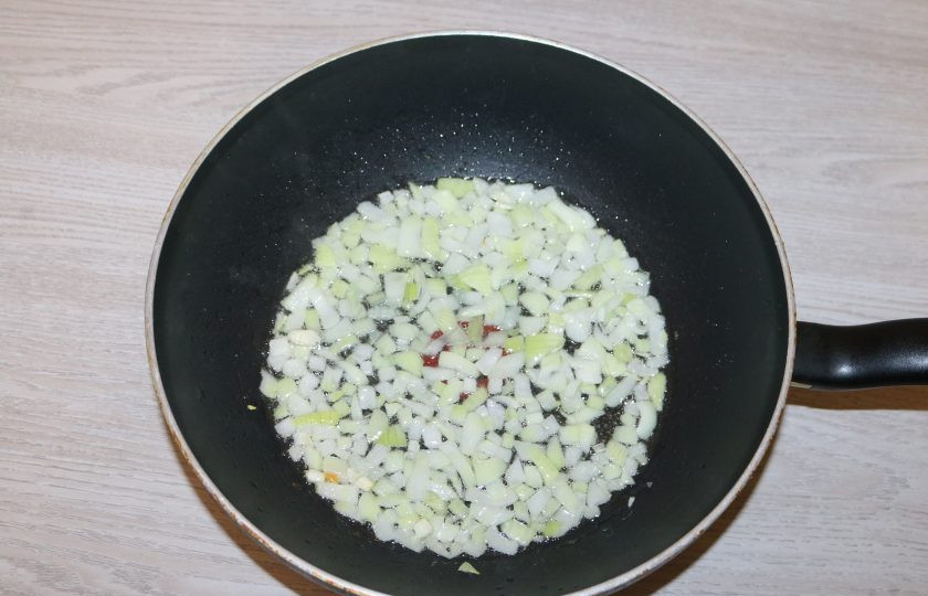 1. Этап. Борщ с морской капустой: На разогретой сковороде с добавлением небольшого количества масла обжарьте лук.