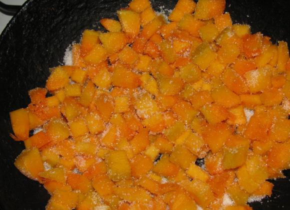 1. Этап. Тыквенный кулич: Тыкву очищаем от кожуры и от внутренних волокон с семечками. Нарезаем на маленькие кубики и засыпаем сахаром. Сахар берем от означенного в рецепте количества.