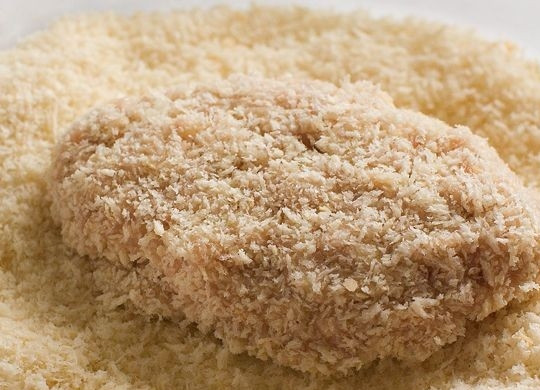 1. Этап. Вкусные котлеты из щуки: В отдельной посуде взбейте два яйца, добавьте немного соли. Руками, смоченными в воде, сформируйте из фарша котлетки, обмакните их в яйцо и обваляйте в панировочных сухарях. Теперь котлетки можно жарить.