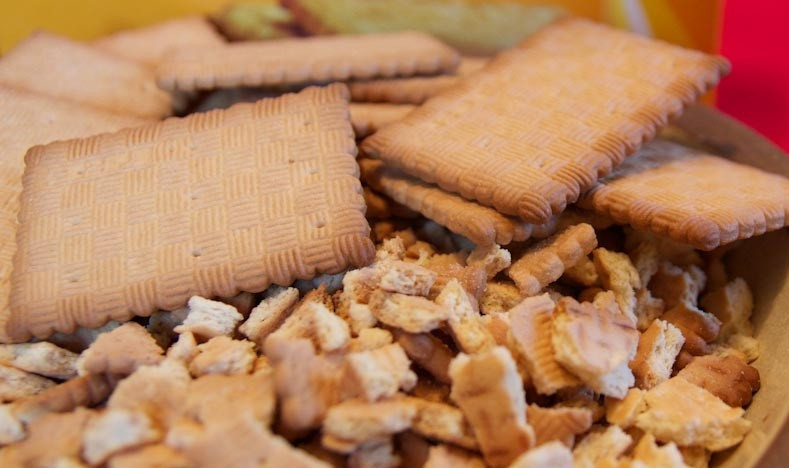 1. Этап. Рецепт печенья Колбаска: Поломайте печенье руками на небольшие кусочки.