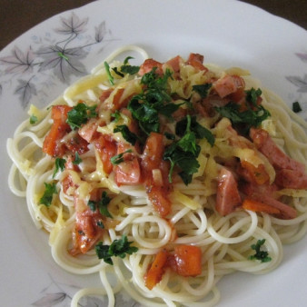 Макароны с колбасой и томатным соусом