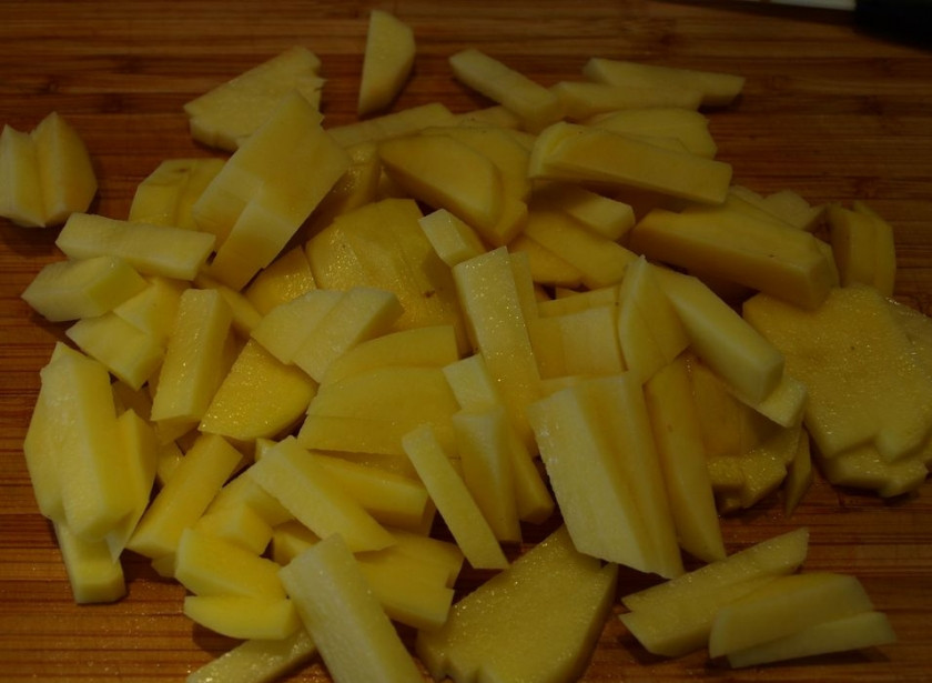 1. Этап. Венгерская уха: Картофель чистим и тоже нарезаем соломкой.