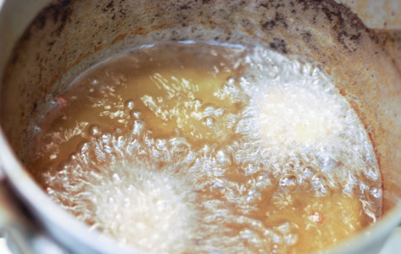 1. Этап. Жареные креветки с медом: 4. Разогрейте как следует масло, и по одной опускайте креветки, обжаривая их до золотистой корочки. Затем переложите их в сладкий соус.