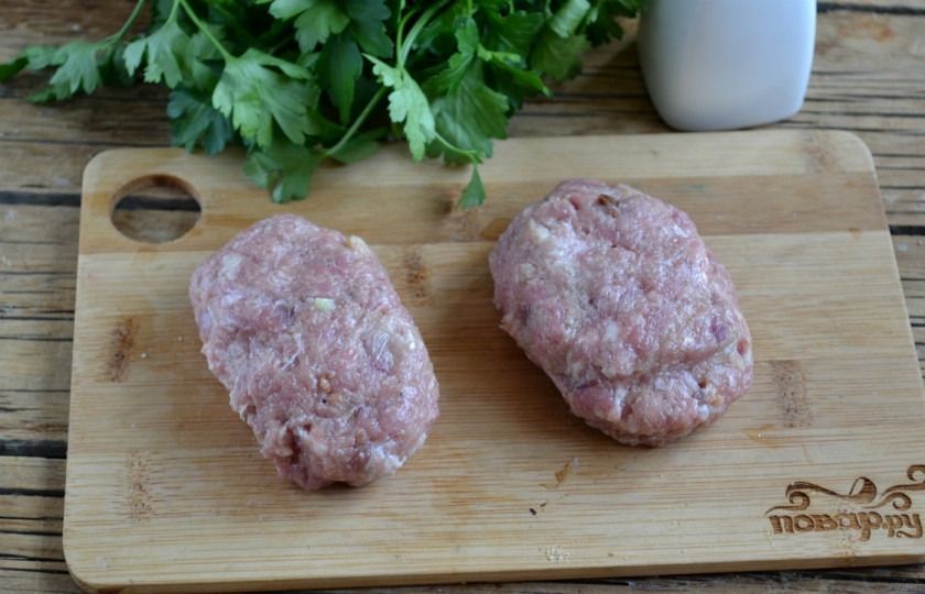 1. Этап. Котлеты из фарша с начинкой: Заверните лепешку, сформируйте котлету.