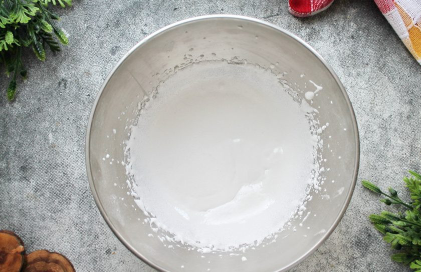 1. Этап. Кулич с шоколадной начинкой: Приготовьте вашу любимую глазурь. Я сделала из взбитого белка с сахарной пудрой и лимонным соком.