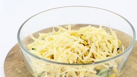 1. Этап. Салат с кальмаром и сыром: Далее в салат натрите сыр на крупной тёрке.