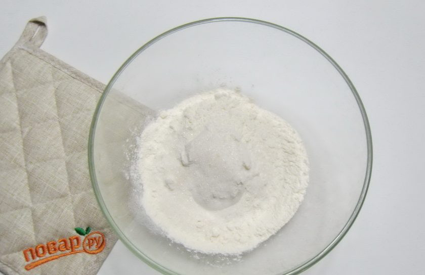 1. Этап. Итальянский хворост: В миску насыпьте муку, сахар и соль.